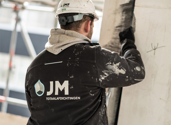 JM Totaalafdichtingen medewerker in de bouw, luchtdicht bouwen